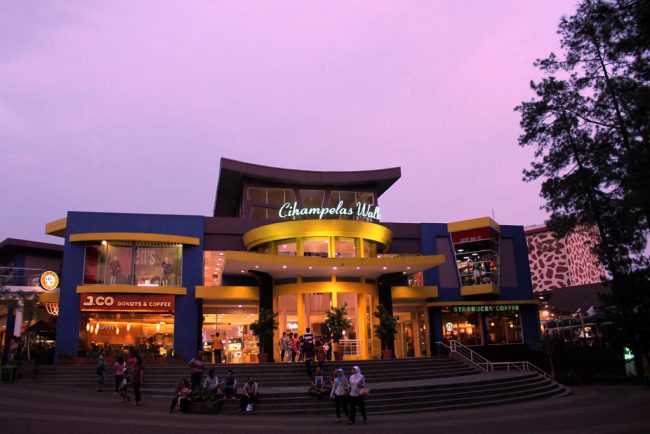 Menelusuri Keunikan Pusat Belanja Cihampelas Walk Bandung