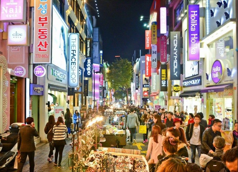 Menelusuri Keunikan Pusat Belanja Myeongdong di Seoul