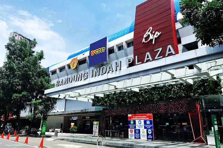 Pusat Belanja Bandung Indah Plaza: Tempat Belanja dan Hiburan Lengkap