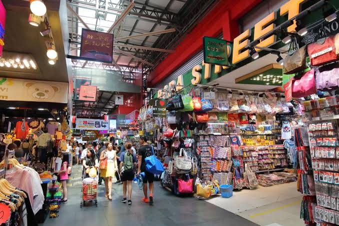 Pusat Belanja Pusat Lakewood: Tempat Belanja dan Hiburan Terlengkap
