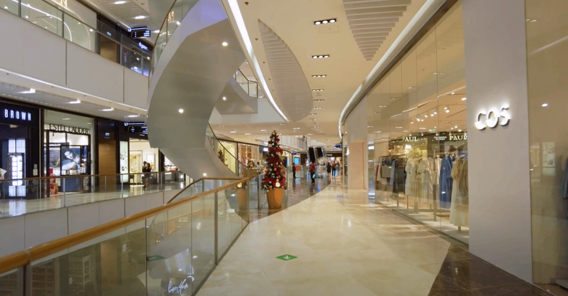 Pusat Belanja SM Aura Premier: Tempat Belanja dan Hiburan Modern