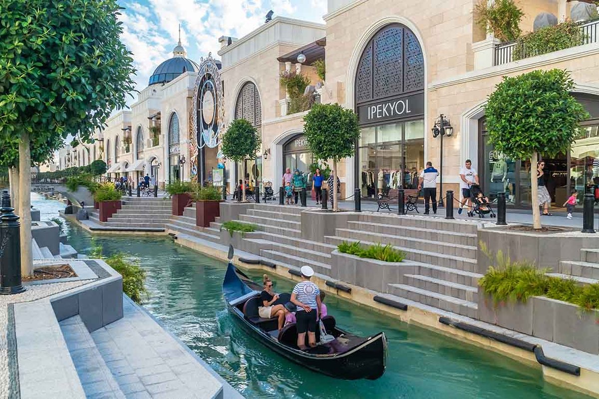 Pusat Belanja The Land of Legends Shopping Avenue: Tempat Belanja Seru