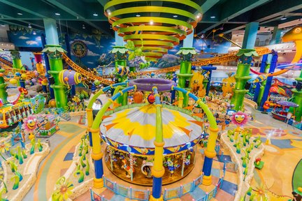 Pusat Belanja Times Square Megamall: Tempat Belanja dan Hiburan Modern