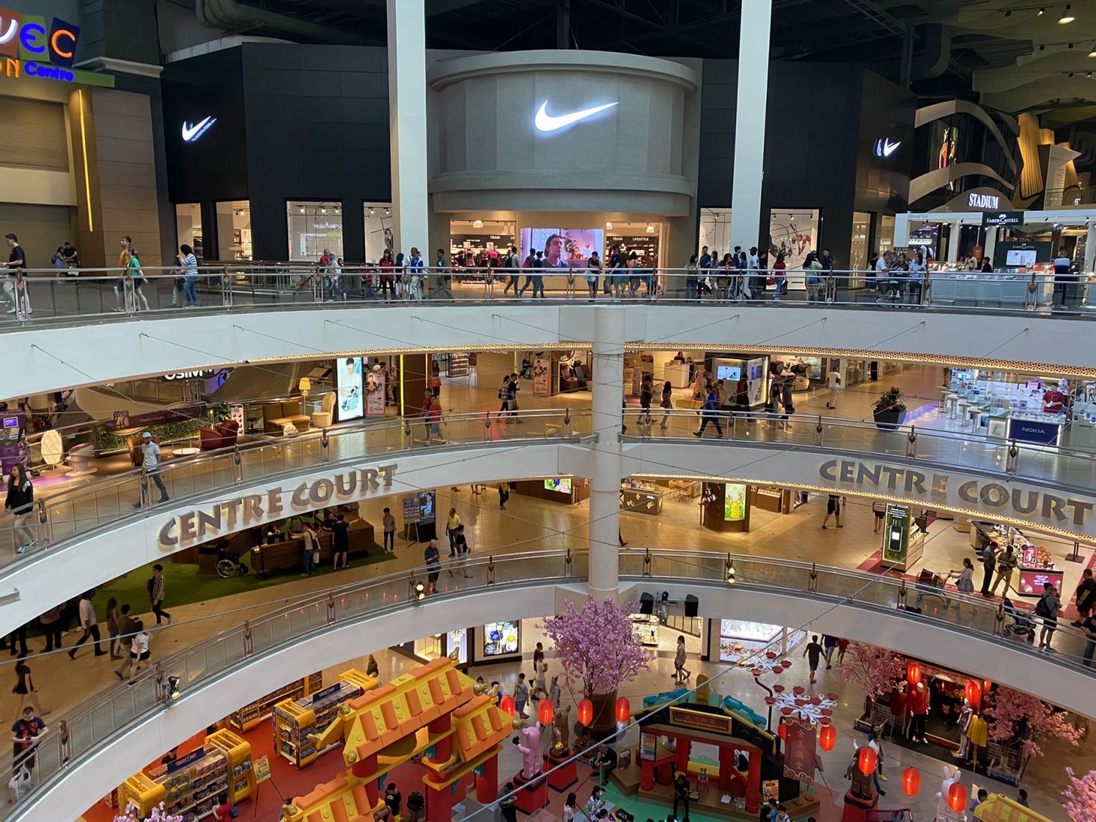 Pusat Belanja Mid Valley Megamall: Tempat Belanja dan Hiburan Utama