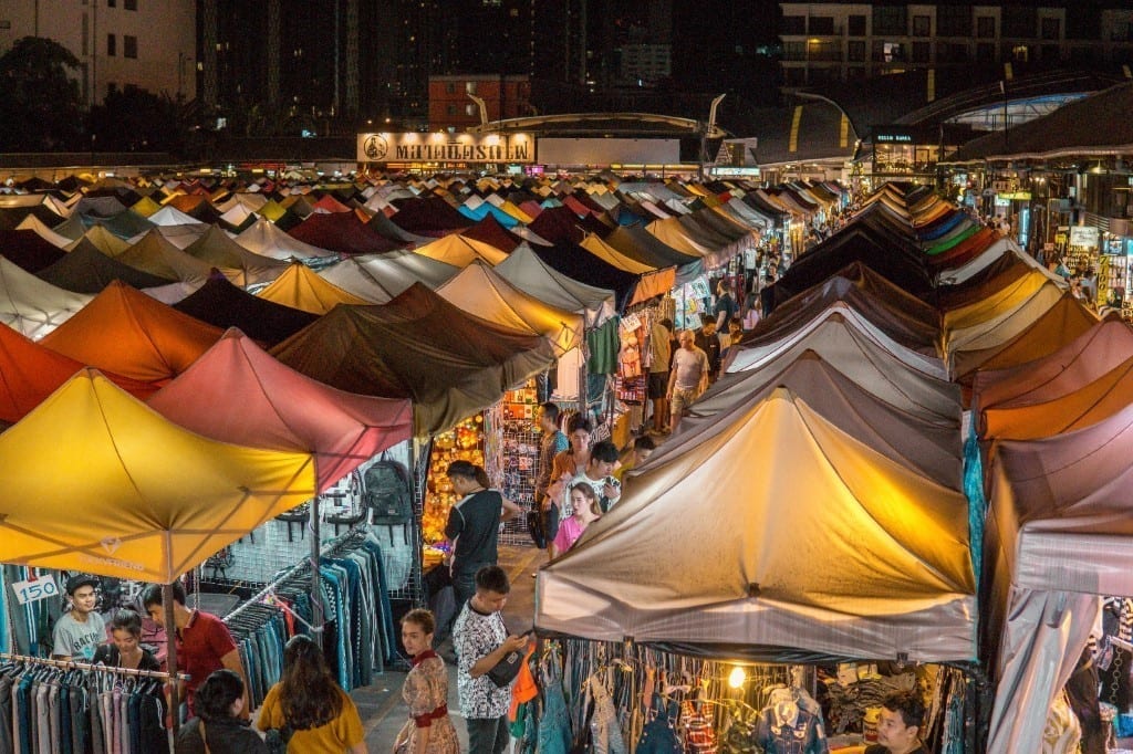 Pusat Belanja Talad Rot Fai: Surga Barang Antik dan Vintage