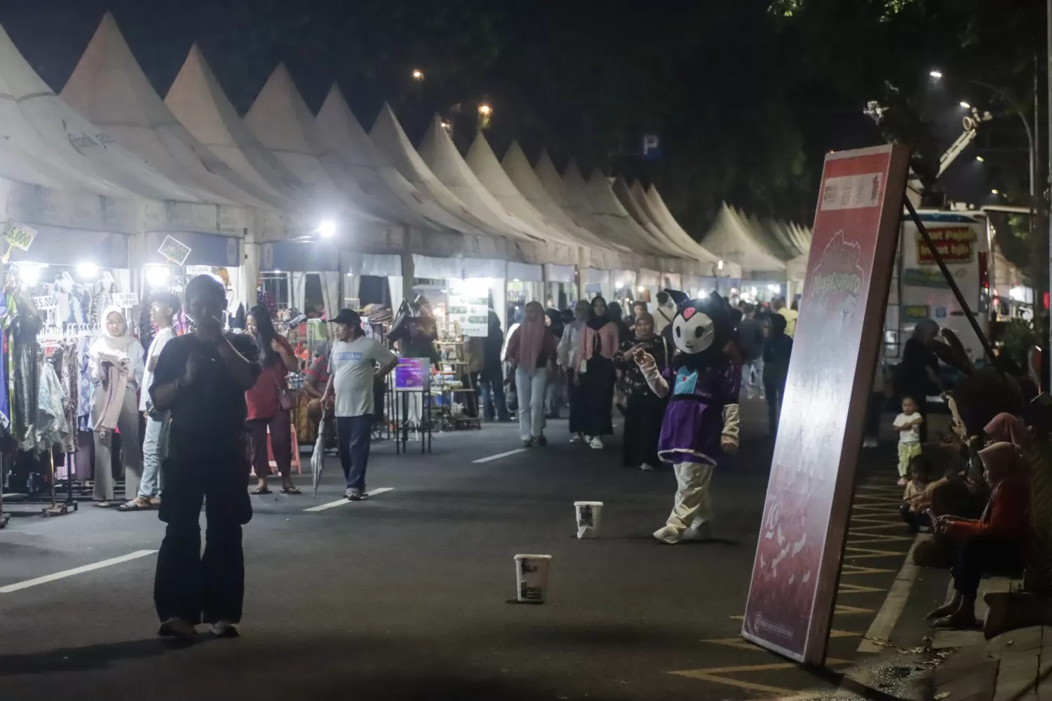 Menikmati Suasana Malam di Pusat Belanja Ngarsopuro Night Market