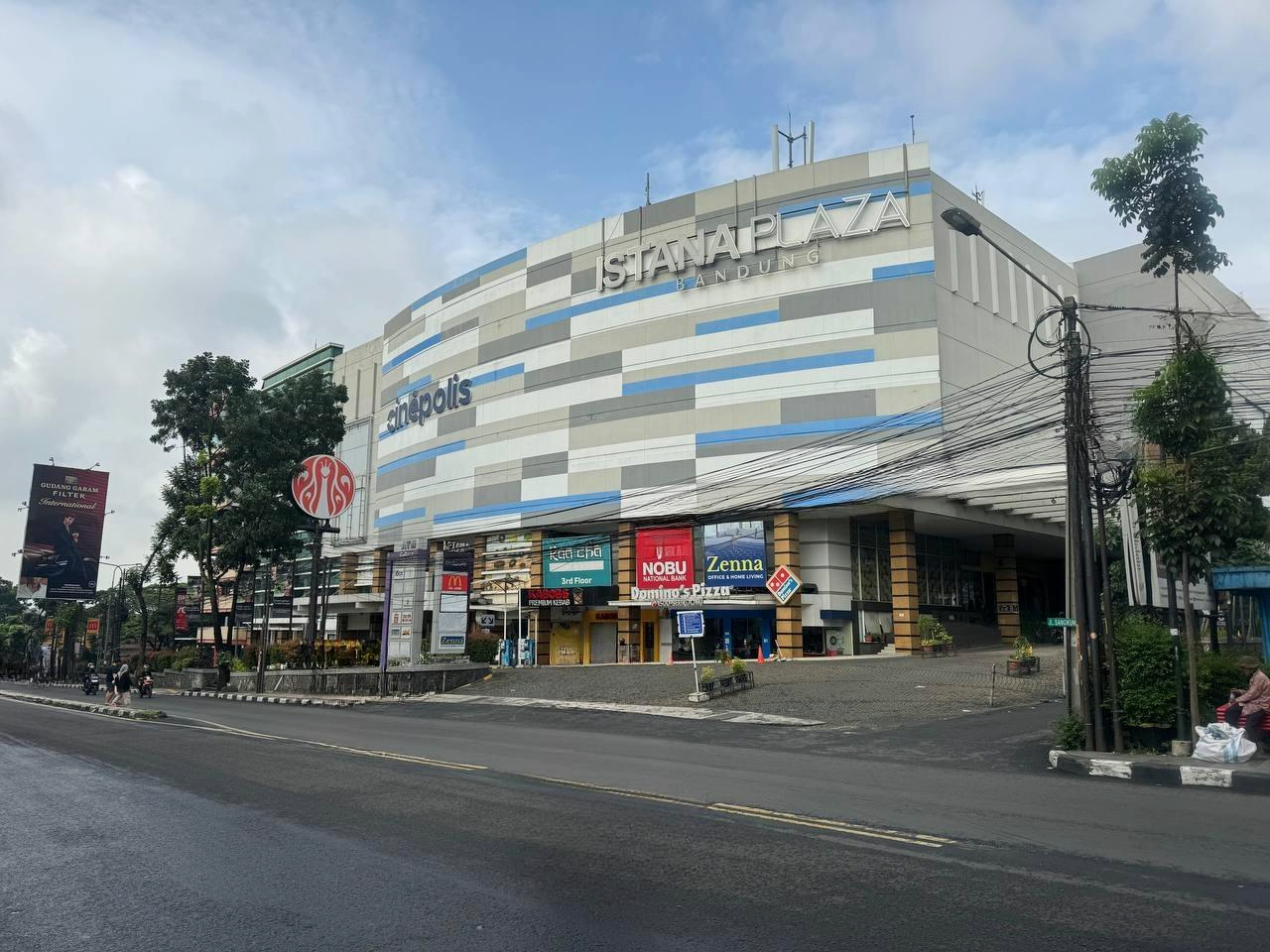 Pusat Belanja Istana Plaza: Tempat Perbelanjaan dan Hiburan Favorit
