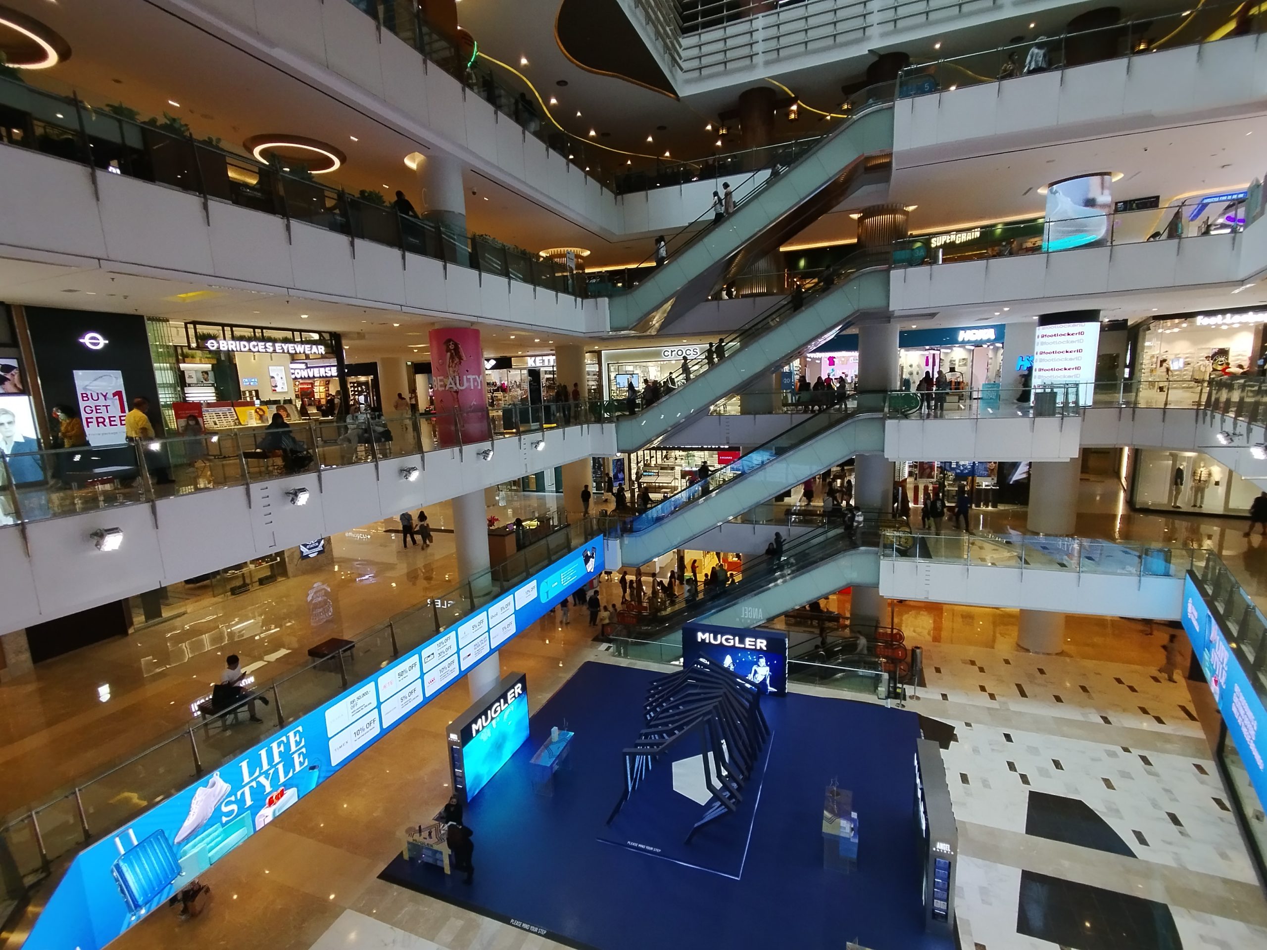 Pusat Belanja Grand Indonesia: Tempat Belanja dan Hiburan Utama