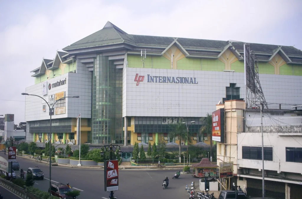 Pusat Belanja Internasional Plaza (IP): Tempat Belanja dan Hiburan Terlengkap