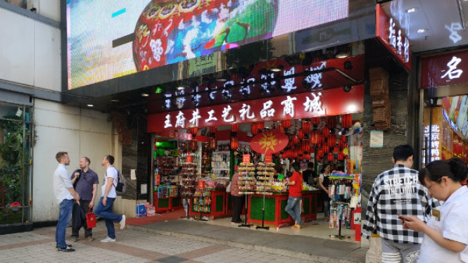 Pusat Belanja Jalan Wangfujing: Surga Belanja di Beijing